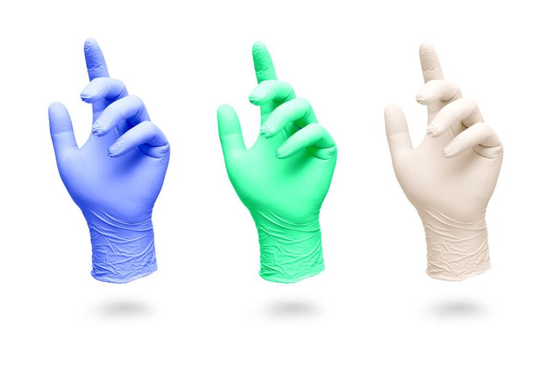 2. Material nach Anwendung wählen Prüfen Sie beim Umgang mit Chemikalien immer das Sicherheitsdatenblatt (SDS) der Chemikalie und die Durchbruchzeiten-Tabelle des Handschuhherstellers  bei der Handschuhauswahl. Eine Liste der Durchbruchzeiten der Starguard-Handschuhe finden sie  hier . Nitril  schützt zuverlässig gegen Öle, Fette, Säuren und Basen im pH-Bereich 4 bis 10. Doch Vorsicht bei organischen Lösungsmitteln: Bei Chemikalien wie Aceton durchdringt das Material dünne 0,13-mm-Handschuhe oft bereits in unter einer Minute. Latex punktet mit der besten Elastizität und taktilen Sensitivität – ideal für präzise biologische Arbeiten. Der Nachteil: Laut der European Centre for Allergy Research Foundation (ECARF) reagieren zwischen 1 und 1,37 Prozent der allgemeinen europäischen Bevölkerung allergisch auf Latex. Die Zahlen für Beschäftigte im Gesundheitswesen liegen in der Regel höher. Latex versagt bei organischen Lösungsmitteln, Ölen und Fetten.  Neopren bietet den besten Schutz für starke Säuren und Basen (pH 11 bis 14), Phenole und anorganische Lösungsmittel – die erste Wahl beim Umgang mit aggressiven Chemikalien. Allerdings taugen Neopren-Handschuhe weder für den Lebensmittelkontakt noch zeigen sie gute Leistung bei organischen Lösungsmitteln.   Lesetipp:  Ampel bewertet Gefahren von Chemikalien  (Bild: Starlab)