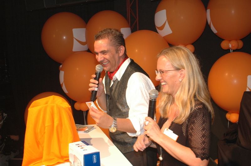 Verlosung mit Moderator Hartmut Bauer und Marketingleiterin Katrin Wilke (Archiv: Vogel Business Media)
