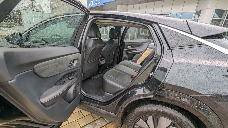 8. Das Platzangebot: Im Ariya reisen nicht nur die Front-, sondern auch die Heckpassagiere sehr bequem. Auf den hinteren Sitzen haben die Insassen nicht nur jede Menge Beinfreiheit, sondern auch genügend Kopffreiheit. Die Tatsache, dass der Mitteltunnel entfällt, sorgt für zusätzlichen Platz und Komfort. (Bild: Mauritz – VCG)