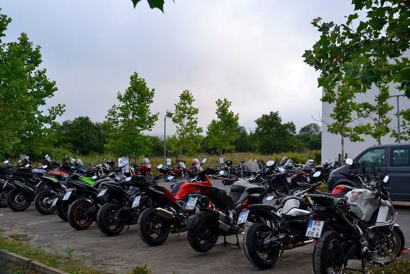 Ein Anblick, der das Herz jedes Motorradfans höher schlagen lässt: Dutzende Motorräder warten vor dem Hotel auf die erste Tour. (Dotzler, Dominsky, Lacher, Maderner, Michel, Rosenow, Schweitzer/»kfz-betrieb“)