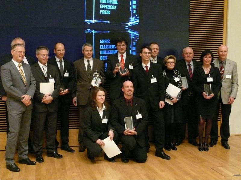 Staatssekretär Jochen Homann (links) übergab die Auszeichnungen zum Deutschen Materialeffizienz-Preis im Bundeswirtschaftsministerium in Berlin. Bilder: Demea (Archiv: Vogel Business Media)
