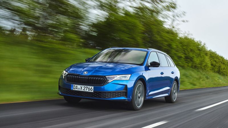Die vierte Generation der Modellreihe Octavia wurde im November 2019 in Prag vorgestellt und ist als Limousine und Kombi erhältlich. Er basiert, wie auch der VW Golf VIII, auf dem weiterentwickelten modularen Querbaukasten des Volkswagen-Konzerns. Eine überarbeitete Version der Baureihe präsentierte Škoda am 14. Februar 2024. (Bild: Škoda)