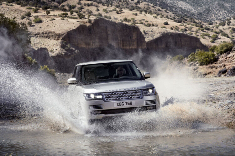 Serienmäßig ist das „Adaptive Dynamics“, die adaptive Fahrwerkssteuerung mit stufenlos einstellbaren Dämpfern. Darüber hinaus kommt die zweite Generation des „Terrain Response“-Systems zum Einsatz. Es wählt automatisch das passende Programm für Motor, Getriebe, Mitteldifferenzial, Assistenz- und Fahrwerkssysteme. So sind auch Fahrten jenseits befestigter Straßen möglich. (Range Rover)