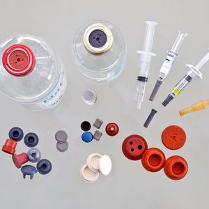 So sehen typische Bauteile aus, die auf Wickert-Reinraumpressen gefertigt werden können. Die Branchen heißen Pharmaindustrie, Medizintechnik, Biotechnologie etc cetera. Wickert registriert außerdem eine sich erhöhende Nachfrage nach solchen Produkten – und damit auch nach seinen Pressen.(Bild:  Wickert)