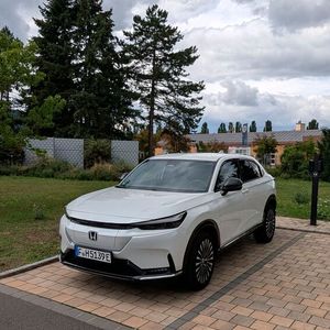 Design und Abmessungen des e:NY1 stimmen ziemlich genau mit denen des HR-V überein. Trotzdem steht der E-SUV auf einer eigenständigen Fahrzeugplattform.(Bild:  Rosenow – VCG)