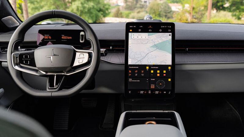 Bedient wird fast alles über einen 14,5-Zoll-Touchscreen mit Android Automotive, die Menüs sind größtenteils logisch sortiert. (Bild: Polestar)
