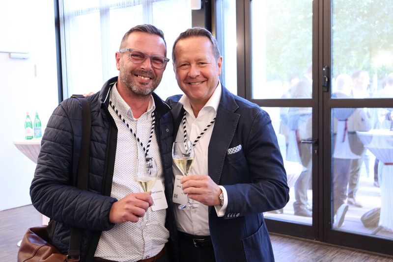 Michael Carstens (Logicalis, l.) und Jörg Eilenstein (TIM) sind in Feierlaune. (Bild: TIM)