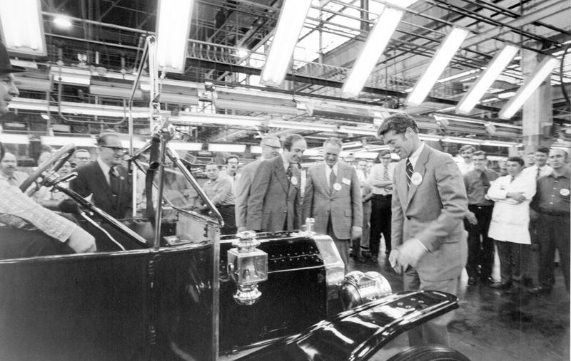 Rückblick in die 70er Jahre. Auch damals erfreuten sich die Manager und Angestellten an den  ersten Pkws. (Bild: Ford)
