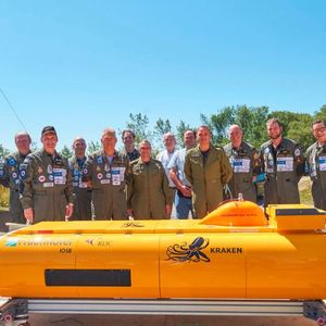 Das kanadische Projektteam mit dem in Ilmenau entwickelten Unterwasserfahrzeug Dedave.