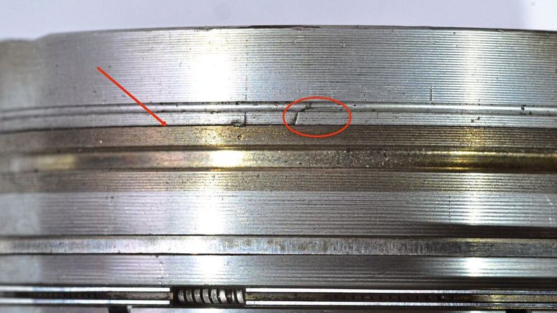 Kleine Ursache, große Wirkung. Durch das sogenannte "Debonding" hat sich das Alu des Kolbens vom Stahl des Ringträgers gelöst. Durch das Spiel entstehen kleinste Risse im Kolbendom, die bei einer Mercedes C-Klasse zum Ölaustritt am Ölmessstab führten.(Bild:  Wild Motoren)