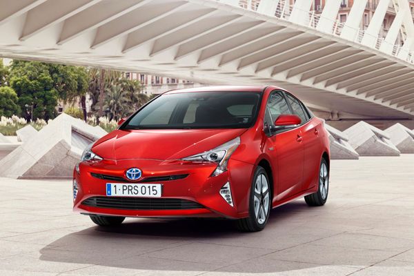 Die vierte Modellgeneration des Toyota Prius wurde auf der IAA 2015 vorgestellt. Herzstück ist nach wie vor der Vollhybridantrieb, der überarbeitet wurde. Der Verbrennungsmotor arbeitet nun mit einem Wirkungsgrad von über 40%. Die neue Nickel-Metallhydrid-Batterie ist kompakter und wurde in Sachen Ladeverhalten verbessert. (Bild: Toyota)