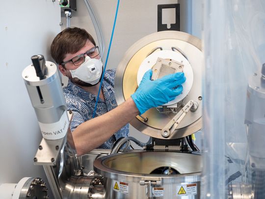 Empa-Forscher Konstantin Egorov beschichtet Edelstahlkomponenten mit korrosionsbeständigem Titanoxid, um die Herstellung von grünem Wasserstoff wirtschaftlicher zu machen.(Bild:  Empa)