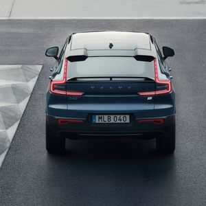 Am Heck fallen insbesondere die neu gestalteten markanten Rückleuchten ins Auge.(Bild:  Volvo)