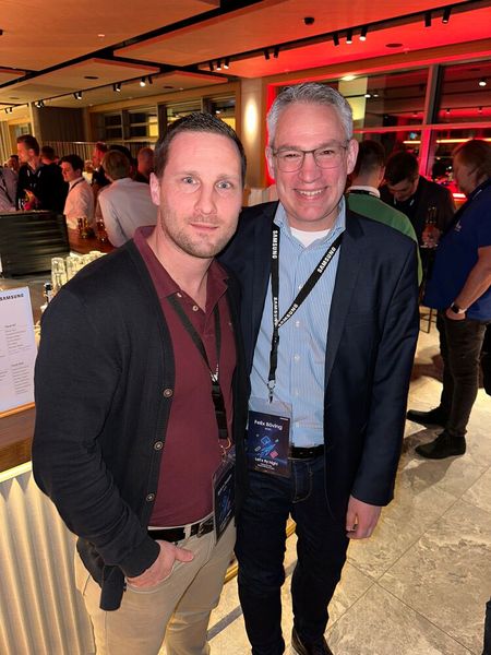 (l.) Björn Polzin und Felix Bövin (ALSO) genießen die Party. (Bild: Vogel IT-Medien )