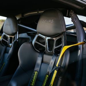 Der RS präsentiert sich mit großen Lufteinlässen direkt hinter Fahrer und Beifahrer, dort, wo normalerweise die hintere Seitenscheibe sitzt.(Bild:  Autoren-Union Mobilität/Porsche/Rossen Gargolov)