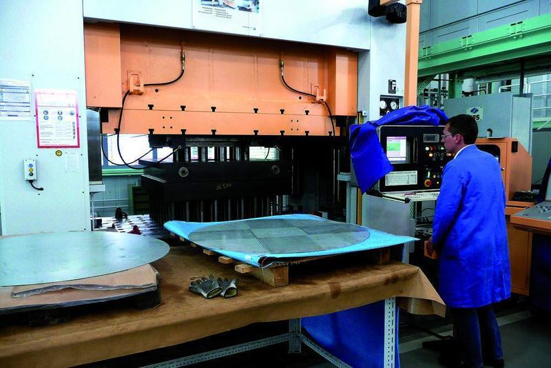 Die Thyssen-Krupp Steel ist mit Maschinen und Anlagen bestens ausgestattet, wie das Beispiel Umformung an einer Presse zeigt. Thyssen-Krupp Steel untersucht damit, was mit neuen Stahlwerkstoffen alles machbar ist. Bild: Kuhn (Archiv: Vogel Business Media)