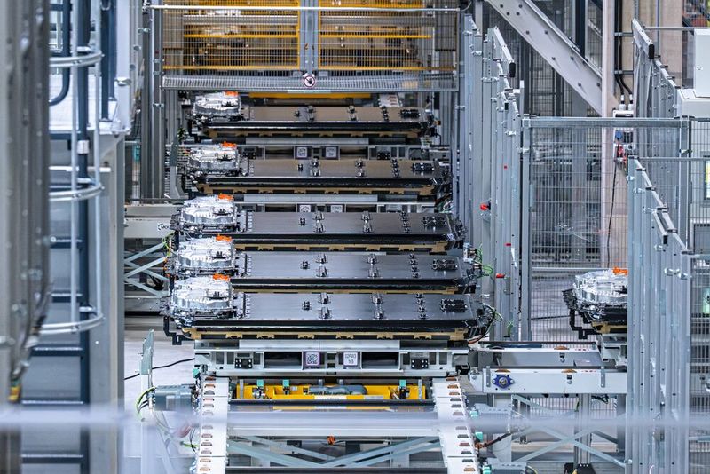 Montage der Hochvoltbatterien im BMW Group Werk Irlbach-Straßkirchen. (Bild: BMW AG)