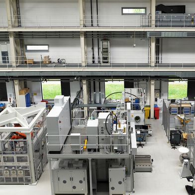 Blick in die Referenzfabrik.H2. Rechts vorn die BPP Flexroll, dahinter die Flexrollmax. In der Mitte die beiden Anlagen für das Elektronenstrahlschweißen; links die neue Stackinganlage. (Bild: Fraunhofer IWU)
