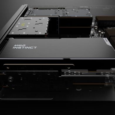 Aufnahme eines Instinct-MI-210-Servers von AMD. Der Prozessorspezialist hat mit OpenAI eine mehrjährige Vereinbarung zur Bereitstellung der jeweils jüngsten GPU-Generation aus der Instict-Reihe zur KI-Beschleunigung in Rechenzentren unterzeichnet.  (Bild: AMD)