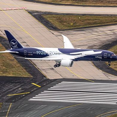 Hier landet das erste Jubiläumsflugzeug von Lufthansa in Frankfurt. (Bild: Lufthansa)