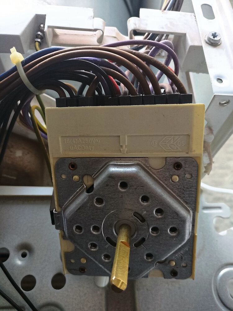 Elektromechanische Trocknersteuerung: Mit der Entwicklung der Elektrotechnik ließen sich Steuerungsprogramme verdrahten und ausführen.