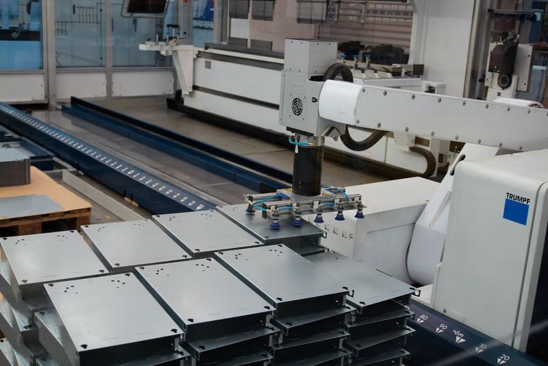 Fertig! Der Roboter kann die Biegeteile sogar versetzt wieder ablegen. (Bild: Itasse)