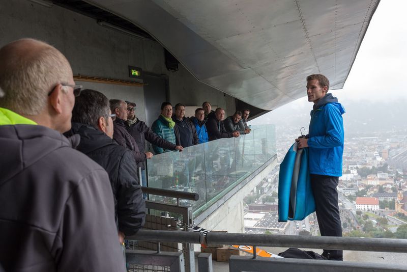 In schwindelerregender Höhe wurde den Teilnehmern von „Systems on Tour“ die Faszination des Skispringens nähergebracht. (Komsa)