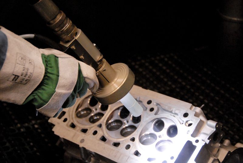 Bild 1: Das Trockeneisstrahlen reinigt oberflächenschonend Zylinderköpfe. In einem Durchgang wird eine hohe Bauteilsauberkeit für anschließende Messungen erreicht. (Bild: Asco)