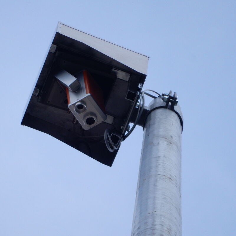 Das Pyrosmart-System ist auf einem 35 m hohen Mast im Top-Down Wetterschutzgehäuse installiert. Damit ist eine optimale Sicht auf die Detektionsfläche gewährleistet.