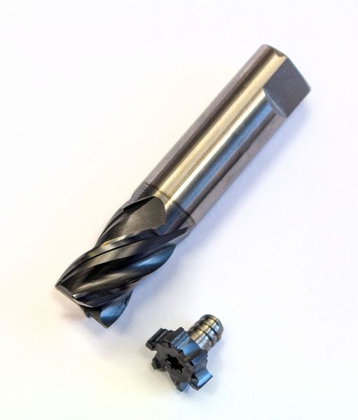 Der Logiq MM Face baut deutlich kürzer als ein herkömmlicher VHM-Fräser. Das verringert Vibrationen, verbessert die Oberflächengüte und spart Ressourcen. (Bild: Iscar)