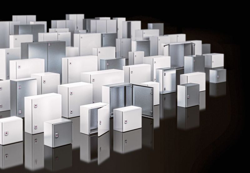 Vielfalt: Lackiertes Stahlblech oder Edelstahl in zahlreichen Grössen – sowohl der AX als auch der KX sind in vielen Varianten ab Lager lieferbar. Den neuen AX gibt es beispielsweise in etwa 40 verschiedenen Abmessungen. (Rittal)