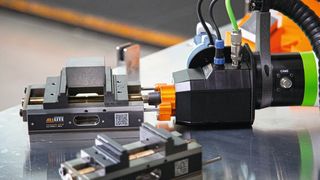 Der Robobuddy öffnet und schließt Schraubstöcke und ermöglicht so die automatisierte Entnahme und Beladung. (Bild: Allmatic)