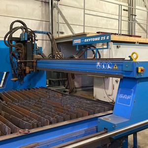 Das CNC-Plasmascheiden ist im Auktionsangebot von Surplex mit dieser SAF Oxytome 25E vertreten.(Bild:  Surplex)