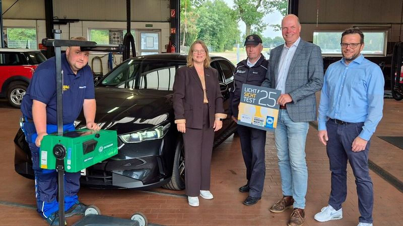 Obermeister Everhard Wieking von der Kfz-Innung Grafschaft Bentheim sieht vor dem Hintergrund der Forderungen aus Brüssel, ältere Fahrzeuge einer jährlichen Hauptuntersuchung zu unterziehen, jetzt den richtigen Zeitpunkt, die „starke Marke Licht-Test zu einem Licht-Sicht-Test weiterzuentwickeln“. Den Startschuss gab es im Autohaus Heidotting: (v. l.) Steffen Heidotting vom Autohaus Heidotting Wietmarschen, Sandra Cichon, Holger Grosser, Everhard Wieking sowie Sascha Wittrock von der Kfz-Innung Grafschaft Bentheim. (Bild: Kfz-Innung Grafschaft Bentheim)
