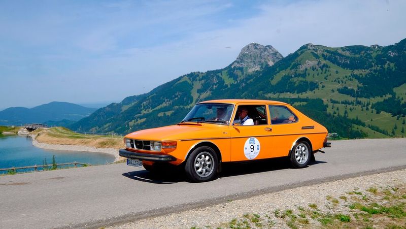 Oldie vor Alpenpanorama: ein Saab 99 Combi Coupé des Baujahres 1974 (Bild: Zietz – VCG)