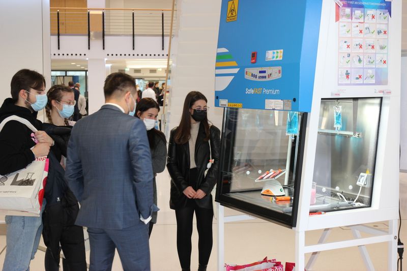 Eigentliches Ausstellungsstück ist aber die  mikrobiologische Sicherheitswerkbank, auch wenn die sich nicht bewegt.   Weitere Infos zu den kommenden LAB-SUPPLY-Messen finden Sie auf www.lab-supply.info.  (LABORPRAXIS, C. Lüttmann)