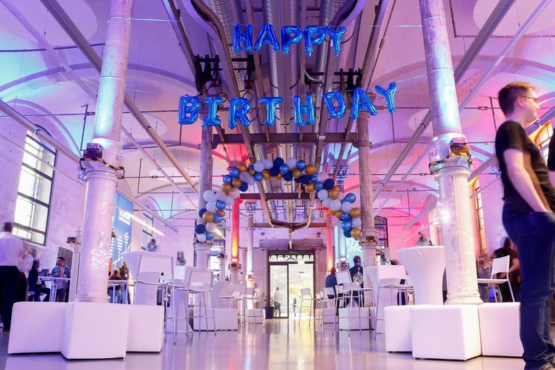 Die Location wurde zur Feier festlich dekoriert und beleuchtet. (Bild: ITscope)