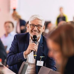 Die Besucher (im Bild: Wilfried Grote) beteiligen sich aktiv an den Fragerunden nach den Präsentationen.(Bild:  Stefan Bausewein)
