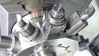 Bei der «EMAG VL300» wurde man in Hofheim zum mehrmaligen Wiederholungstäter. Überwacht werden damit Bohrer, Fräser, Gewindeschneider, generell alle angetriebenen Werkzeuge. (Bild: Lerch)