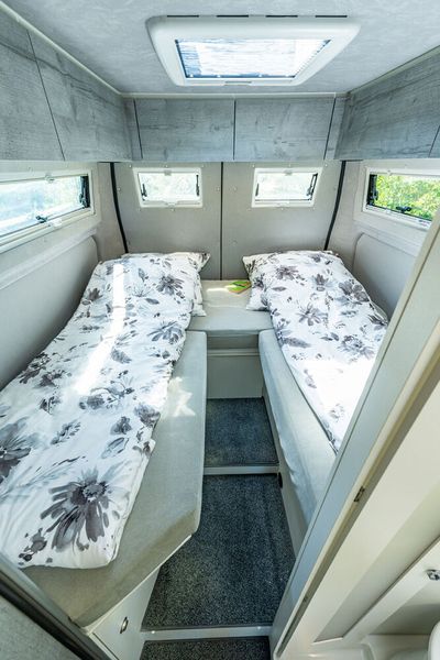 Wird das Mittelelement weggelassen, gibt es einen schmalen Durchgang zwischen den beiden Betten. (Bild: La Strada)