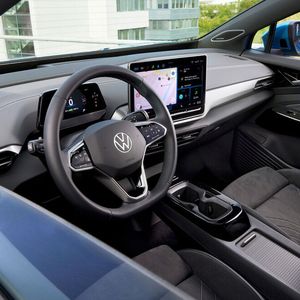 Die zwei batterieelektrischen VW-Modelle werden ab sofort mit einer komplett neu entwickelten Infotainment- und Softwaregeneration angeboten.(Bild:  Volkswagen)