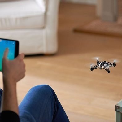Mit der „Parrot Rolling Spider“ bietet radbag.de eine Mini-Drohne für 109,95 Euro an. Sie wird per Smartphone oder Tablet gesteuert und verfügt über ein Autopilot-System. (www.radbag.de)