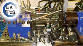 Bild 1: Der am WZL der RWTH Aachen verwendete Statikprüfstand für Biegung und Torsion mit davor befindlichen Versuchskomponenten in Form von Werkzeugschnittstellen der Baugröße 32. (Bild: WZL)