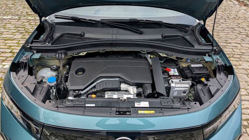 Auch im Frontera steckt der gleiche Antrieb wie in praktisch allen anderen Stellantis-Autos: ein rumpeliger, aber fröhlich marschierender Dreizylinder mit Mildhybrid. (Bild: Rosenow – VCG)