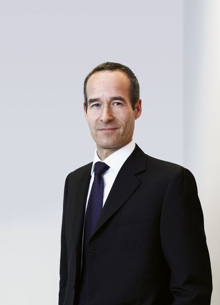 Dr. Tobias Ohler studierte Volkswirtschaftslehre und Wirtschaftsingenieurwesen in Frankreich, Deutschland und Australien und hat an der Universität Oldenburg im Bereich Volkswirtschaftslehre promoviert. Nach seinem Studium arbeitete er von 1997 bis 2004 als Berater bei McKinsey. In die Wacker Chemie AG trat Ohler im Jahr 2005 als Leiter des Konzerncontrollings ein. 2008 übernahm er die Leitung des Zentralbereichs Rohstoffeinkauf. Zum Mitglied des Vorstands und Arbeitsdirektor der Siltronic AG wurde Ohler im Februar 2010 berufen. (Bild: Wacker)