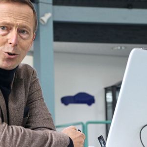 Oliver Bohn, Geschäftsführer von Kuhn & Witte aus Jesteburg, bei der Unternehmensvorstellung: Die Präsentationen der Unternehmen wurden in alle Seminarräume der BFC übertragen.(Bild:  NFC)