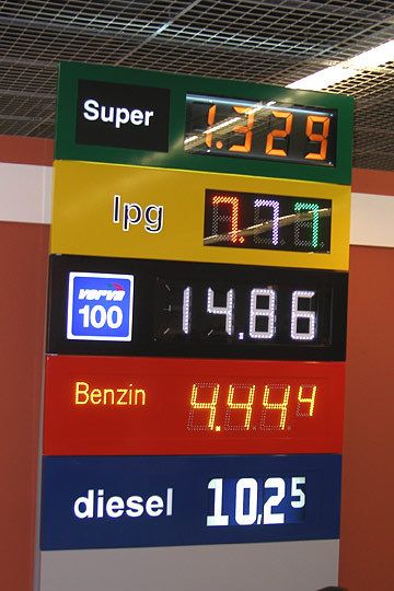 Elektronischen Preisanzeigen vertreibt die tschechische Firma GEMA. Die Preise sind glücklicherweise noch nicht real. (Archiv: Vogel Business Media)