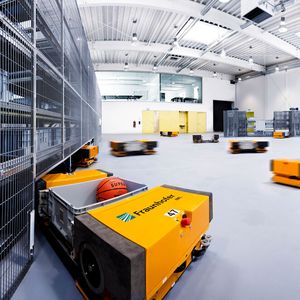 Das Livinglab Zellulare Transportsysteme in Dortmund definiert die Logistik neu: Eine Vielzahl kleiner autonomer Fahrzeuge flexibilisiert den Materialfluss.(Bild:  Fraunhofer IML)