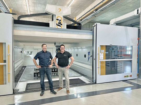 Die «Dinox 350 IAT» ist ein Projekt der Superlative, das in Kooperation der Ibor AG und der Osterwalder Werkzeugmaschinen AG entstand. Im Bild: Manuel Meier (li., CEO der Ibor AG) und David Meier (CEO der Osterwalder Werkzeugmaschinen AG).(Bild:  Ibor AG)