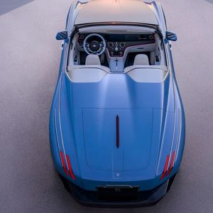 Die „Fahrgastzelle" wirkt in dem riesigen Straßenkreuzer fast ein wenig verloren.(Bild:  Rolls-Royce)